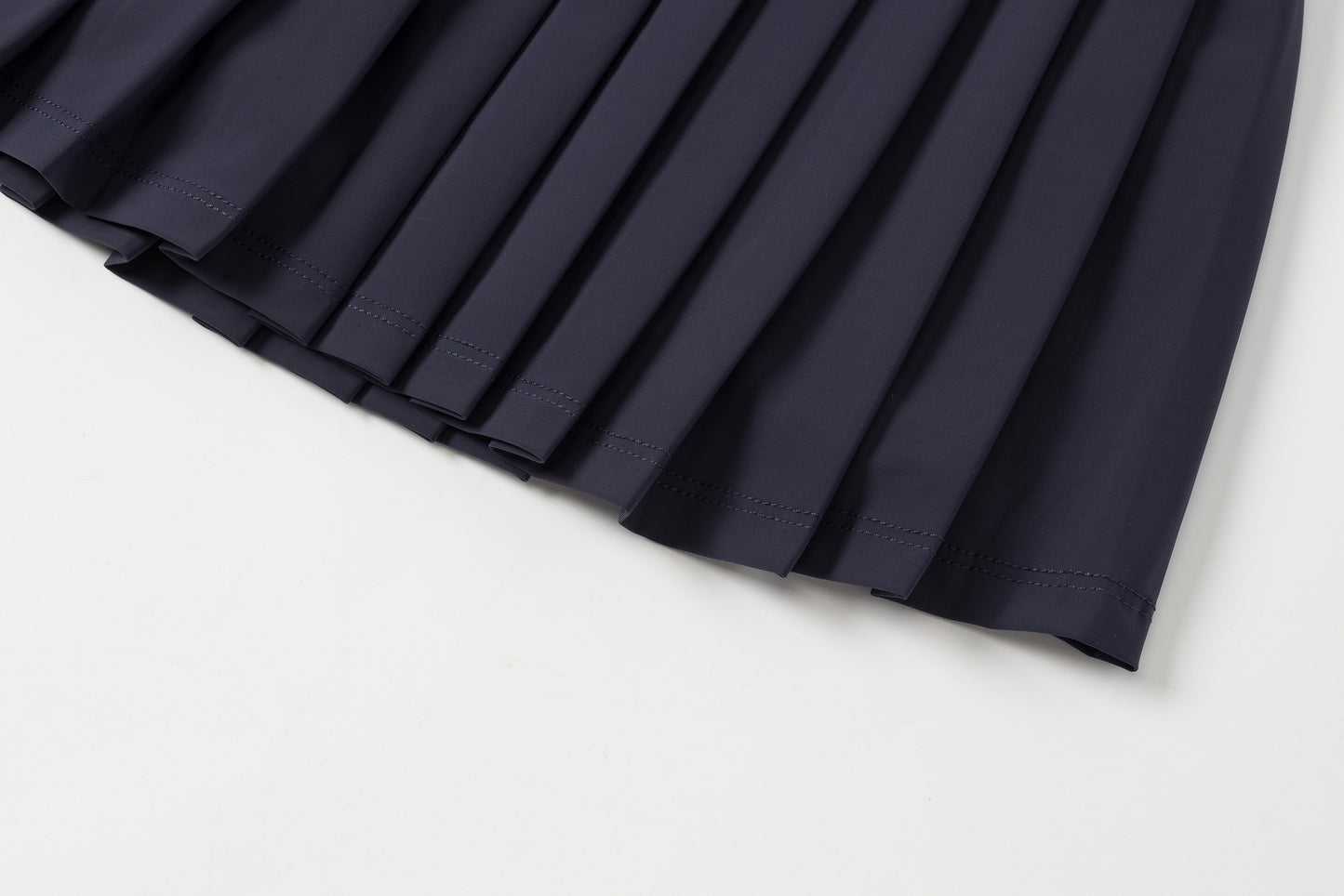 High-waisted pleated mini skirt (navy blue)