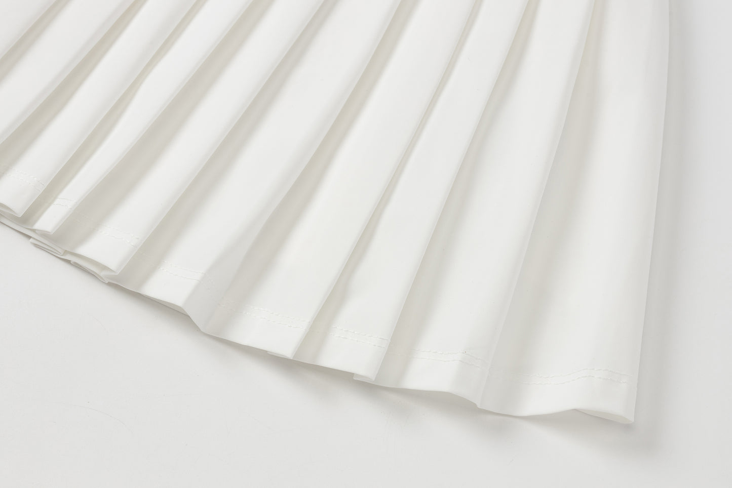 High-waisted pleated skirt (white)
