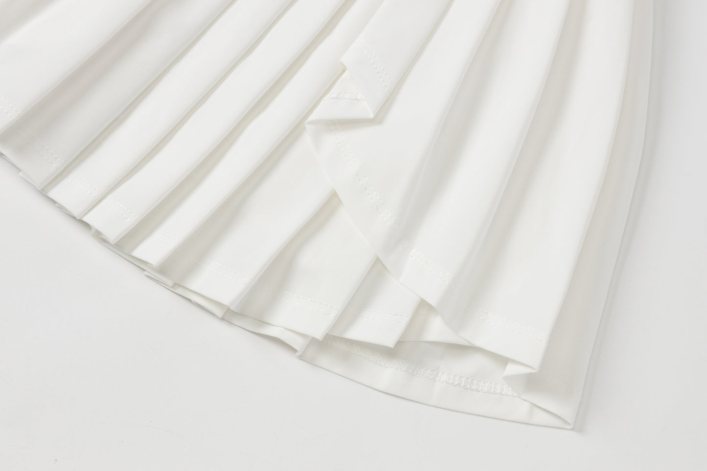 High-waisted pleated skirt (white)